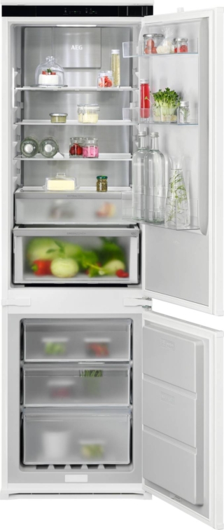 Il frigocongelatore ad incasso Serie 8000 TC8MS182DS di Aeg ha tecnologia AI CoolAssist che apprende le abitudini di utilizzo e adatta automaticamente il raffreddamento, mentre il cassetto GreenZone+ regola l'umidità per mantenere più a lungo freschezza, vitamine e sapore di frutta e verdura. La tecnologia TwinTech® Total No Frost e il sistema Cooling 360° assicurano una temperatura uniforme e un'umidità ottimale, il tutto con una rumorosità di soli 34 dB. È in classe D. Misura L 55 x P 55 x 177 cm. Prezzo da rivenditore. www.aeg.it Il frigocongelatore ad incasso Serie 8000 TC8MS182DS di Aeg ha tecnologia AI CoolAssist che apprende le abitudini di utilizzo e adatta automaticamente il raffreddamento, mentre il cassetto GreenZone+ regola l'umidità per mantenere più a lungo freschezza, vitamine e sapore di frutta e verdura. La tecnologia TwinTech® Total No Frost e il sistema Cooling 360° assicurano una temperatura uniforme e un'umidità ottimale, il tutto con una rumorosità di soli 34 dB. È in classe D. Misura L 55 x P 55 x 177 cm. Prezzo da rivenditore. www.aeg.it