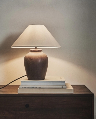 Abbina una base in ceramica marrone a un paralume conico in lino chiaro la lampada di Zara Home. La base ha un aspetto piacevolmente materico che ne sottolinea l'aspetto artigianale. Misura Ø 34 x H 37,5 cm. Prezzo 59,99 euro. https://www.zara.com Abbina una base in ceramica marrone a un paralume conico in lino chiaro la lampada di Zara Home. La base ha un aspetto piacevolmente materico che ne sottolinea l'aspetto artigianale. Misura Ø 34 x H 37,5 cm. Prezzo 59,99 euro. https://www.zara.com
