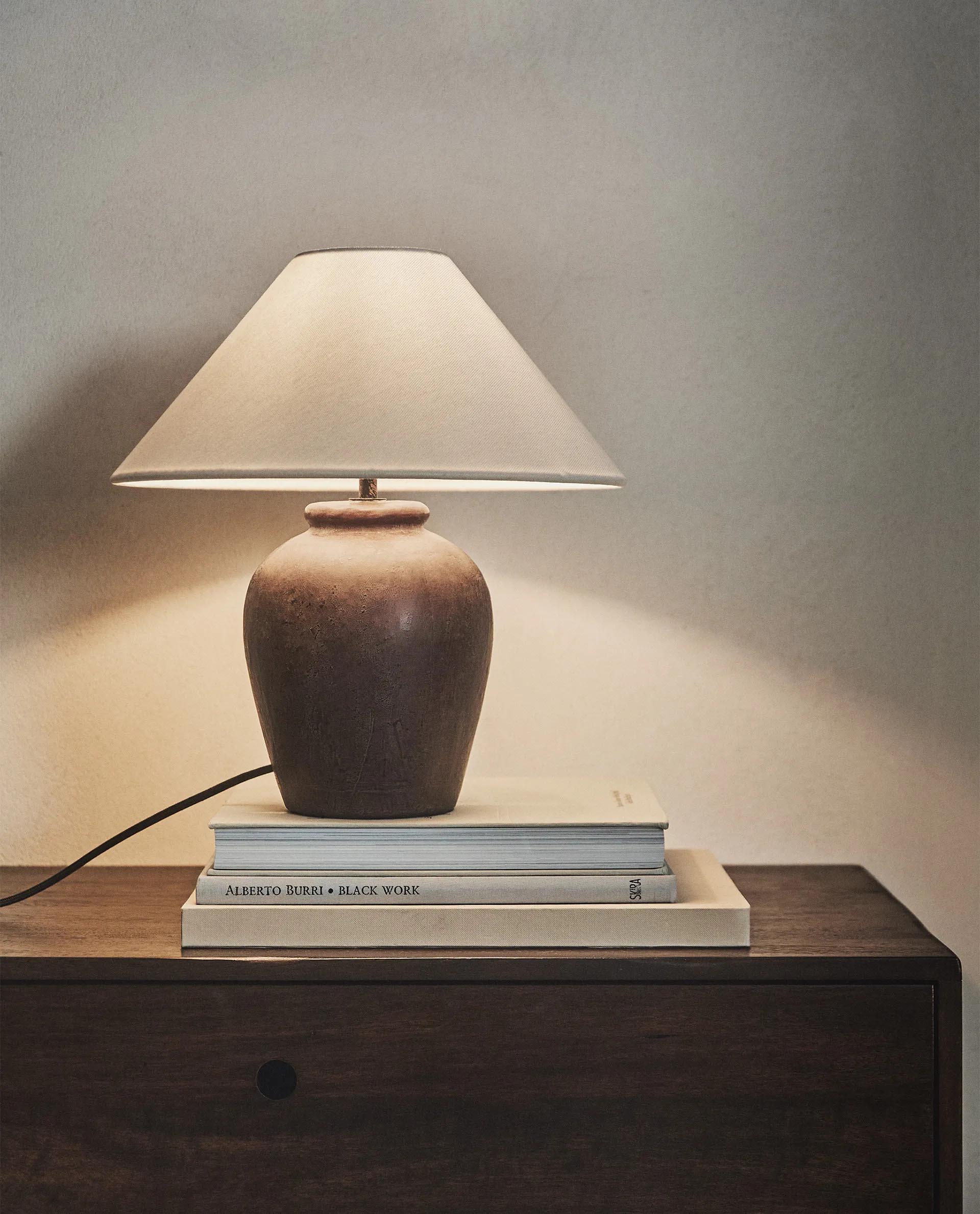 Abbina una base in ceramica marrone a un paralume conico in lino chiaro la lampada di Zara Home. La base ha un aspetto piacevolmente materico che ne sottolinea l'aspetto artigianale. Misura Ø 34 x H 37,5 cm. Prezzo 59,99 euro. https://www.zara.com Abbina una base in ceramica marrone a un paralume conico in lino chiaro la lampada di Zara Home. La base ha un aspetto piacevolmente materico che ne sottolinea l'aspetto artigianale. Misura Ø 34 x H 37,5 cm. Prezzo 59,99 euro. https://www.zara.com
