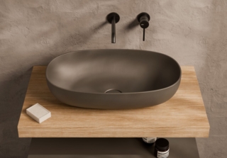 Ha un bordo di soli 6 mm il lavabo ovale da appoggio della collezione Form di Alice Ceramica, in foto in finitura caffè matt. Senza troppopieno, è disponibile in svariate tonalità di colore. Misura L 60 × P 35 × H 15 cm. Prezzo 431 euro. www.aliceceramica.com