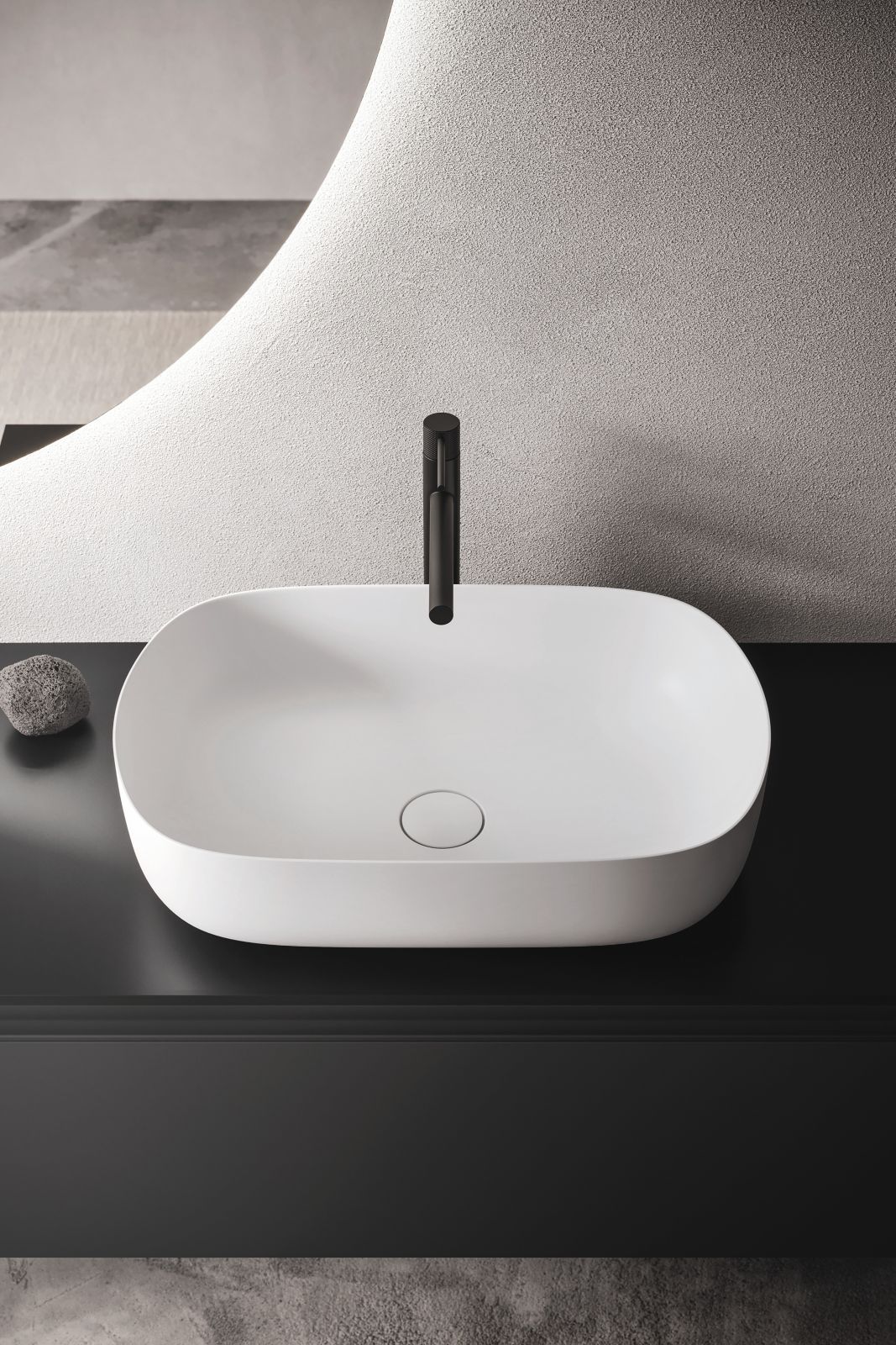 È senza troppopieno, il lavabo da appoggio Milù 60 di Arbi Arredobagno è in Tekno Deimos Bianco e ha uno spessore di 0,5 cm. Misura L 60 x P 39 x H 15 cm. Prezzo su richiesta. www.arbiarredobagno.it