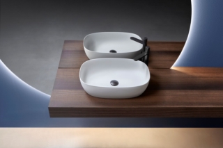 Il lavabo da appoggio Senso di antoniolupi nasce da una geometria rettangolare che si addolcisce in pianta e in sezione. Senza troppopieno, è caratterizzato da un bordo di 5 mm. Misura L 60 x P 40 x H 15 cm. Prezzo nella versione in Flumood 720 euro. www.antoniolupi.it