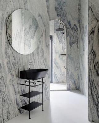 WAVE by SIMAS è una collezione di lavabi caratterizzati da una diversa inclinazione della parete frontale rispetto a quella posteriore con un bordo slim di 8 mm. Sono disponibili nelle finiture satinata Bianco Matt e Nero Matt e Bianco lucido. Il lavabo ovale in foto con basetta da appoggio o sospeso è in finitura Nero Matt. Misura L 48 x P 43 x H 16 cm. Prezzo, Iva esclusa, 585 euro. www.simas.it