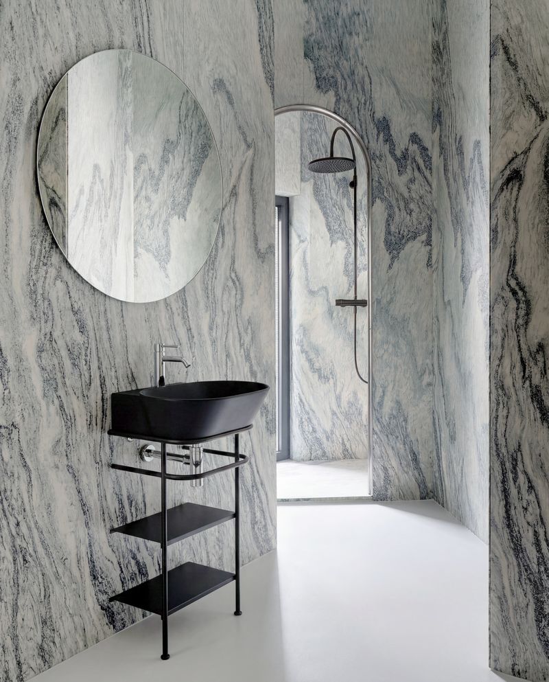 WAVE by SIMAS è una collezione di lavabi caratterizzati da una diversa inclinazione della parete frontale rispetto a quella posteriore con un bordo slim di 8 mm. Sono disponibili nelle finiture satinata Bianco Matt e Nero Matt e Bianco lucido. Il lavabo ovale in foto con basetta da appoggio o sospeso è in finitura Nero Matt. Misura L 48 x P 43 x H 16 cm. Prezzo, Iva esclusa, 585 euro. www.simas.it