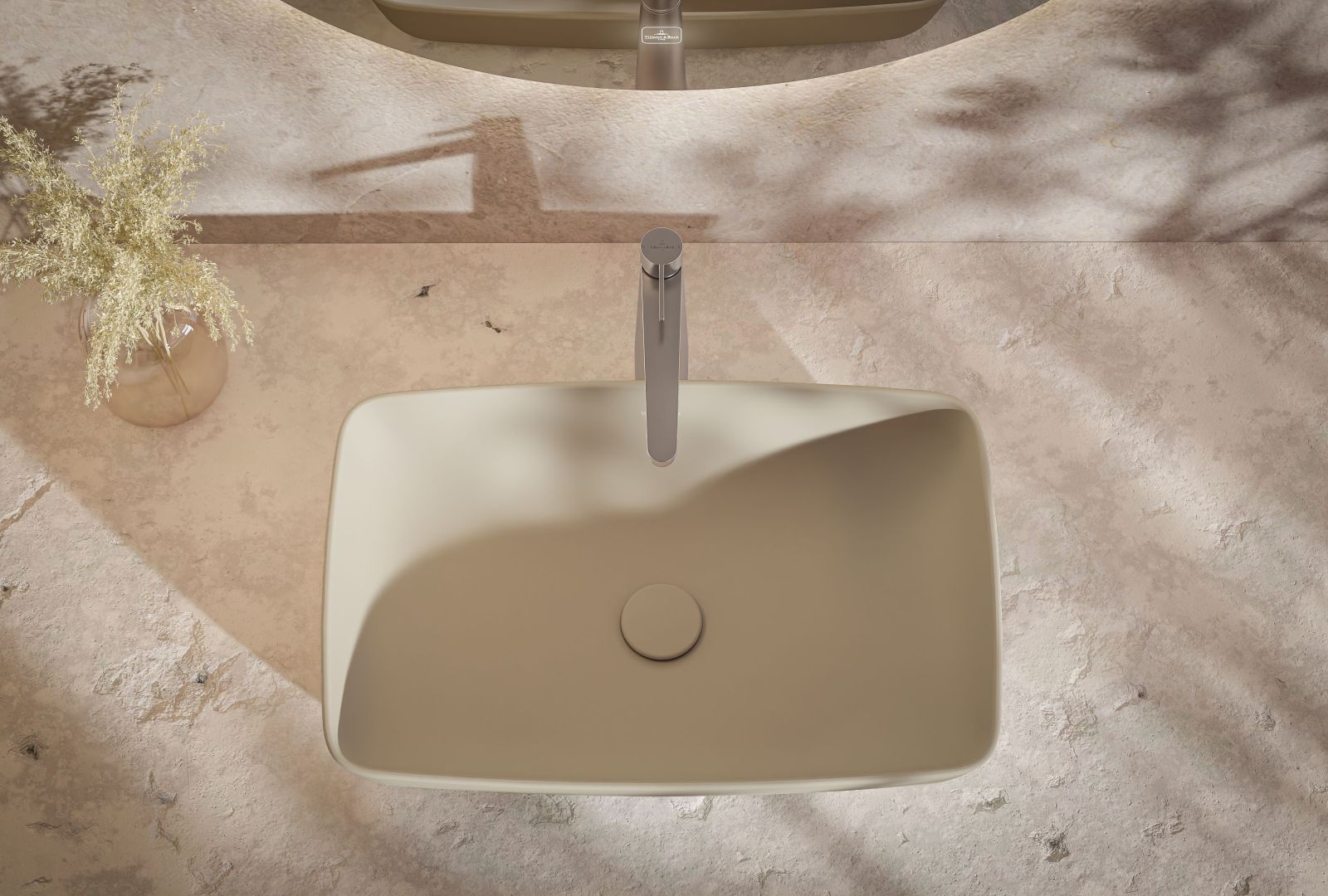 È realizzato in TitanCeram il lavabo da appoggio rettangolare Artis di Villeroy & Boch senza troppopieno e con un bordo spesso 7,5 mm. In foto è nel colore Almond CeramicPlus. Misura L 58 x P 38,5 x H 13 cm. Prezzo, Iva esclusa, 1.714 euro. www.villeroy-boch.it