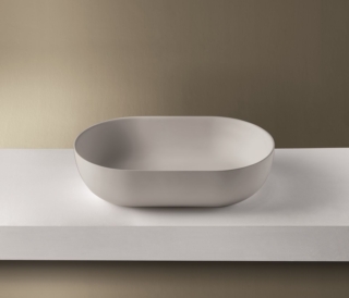 È in solid surface il lavabo da appoggio ovale Calypso di Planit dalla forma essenziale e bordo di 4 mm. È disponibile nei colori Bianco, Clay Brown, Dark Grey, Light Grey (come in foto) e Terracotta Brown. Fornito con piletta nel colore del lavabo, misura L 60 x P 38 x H 16 cm. Prezzo, Iva esclusa, della versione in bianco 661 euro, della versione colorata 715 euro. www.planit.it