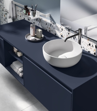 Il lavabo tondo d’appoggio Dear di Scavolini in Mineralsolid in finitura bianco ha uno spessore di 6 mm. Senza troppopieno, ha piletta nello stesso materiale e colore. Misura ∅ 37 x H 13 cm. Prezzo su richiesta. www.scavolini.com