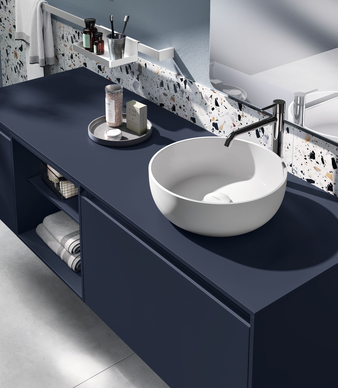 Il lavabo tondo d’appoggio Dear di Scavolini in Mineralsolid in finitura bianco ha uno spessore di 6 mm. Senza troppopieno, ha piletta nello stesso materiale e colore. Misura ∅ 37 x H 13 cm. Prezzo su richiesta. www.scavolini.com