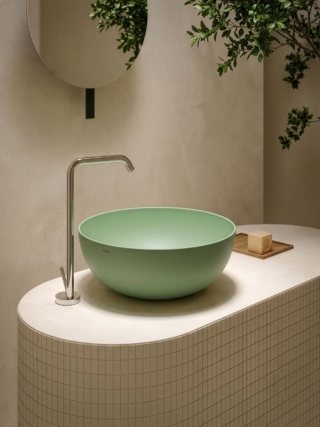 È realizzato in Globothin®, un impasto ceramico che permette di realizzare bordi sottili di 6 mm, il lavabo d’appoggio T-EDGE B6T48BI della collezione Le Ciotole di Globo. Il trattamento antibatterico BATAFORM® basa la sua efficacia sulla reazione degli ioni d’argento che inibiscono il proliferare dei batteri. Misura ∅ 40 x H 16 cm. In foto è nel colore verde Veronese. Prezzo su richiesta. www.ceramicaglobo.com