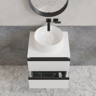 Il lavabo in ceramica d’appoggio di Xilon bianco lucido poggia sulla base portalavabo LINEA 48. Ha bordo graduale con spessore che parte da 6 mm. Senza troppopieno è dotato di piletta click clack con tappo in ceramica bianco lucido. Misura Ø 40 x H 17 cm. Prezzo del solo lavabo con piletta 308 euro. www.xilon.it