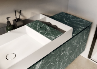 Fa parte della collezione Cubik di Ideagroup il top Tetris in Corian® Glacier White dalle linee geometriche e minimali con vasca integrata che ha bordi di 0,6 cm di spessore. Misura L 120 × P 50 cm. Prezzo su richiesta. www.ideagroup.it