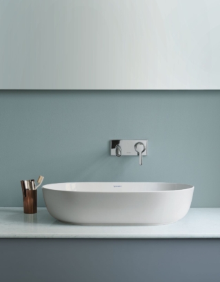 La bacinella ovale d’appoggio Luv di Duravit con design by Ceilie Manz è realizzata in DuraCeram® in finitura bianco lucido. Senza troppopieno, ha un bordo di 5 mm e piletta a scarico libero con tappo in ceramica. Misura L 60 x P 40 cm. Prezzo 718 euro. www.duravit.com