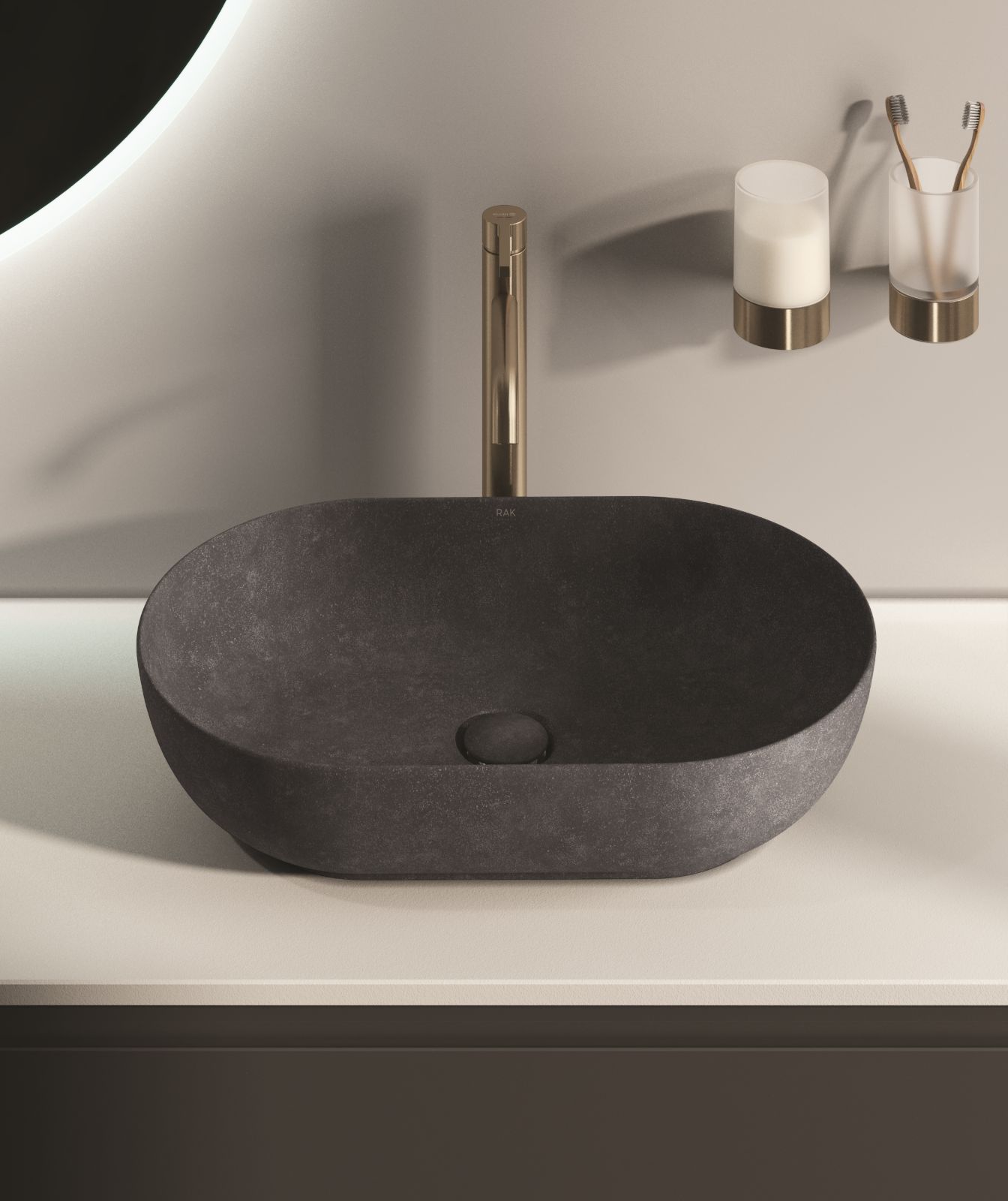 Il lavabo d’appoggio ovale della collezione RAK-Skin di RAK Ceramics ha linee semplici e pulite e spessore ai bordi di soli 5 mm. Le quattro finiture effetto cemento – White, Grey, Blush e Carbon (come in foto) – ne sottolineano la matericità. È disponibile anche nella versione tonda. Misura L 55 x P 35 x H 13 cm. Prezzo, Iva esclusa, 585 euro. www.rakceramics.com