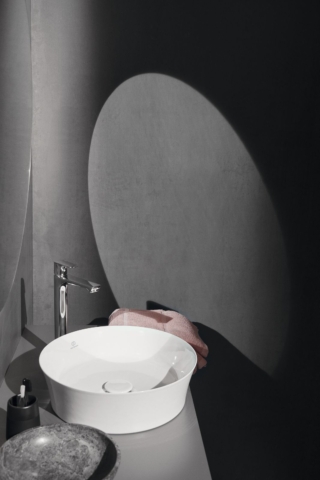 Il lavabo da appoggio tondo Ipalyss di Ideal Standard di colore bianco senza foro del troppopieno è realizzato in Diamatec®. Questo materiale ceramico molto robusto permette di unire bordi lineari super sottili (solo 3,8 mm) con una durabilità estrema. Piletta a scarico libero con cover in ceramica a corredo su tutti i modelli colorati e bianco seta. Per i lavabi di colore bianco la piletta a scarico libero E211401 è acquistabile separatamente. Misura ∅ 40 x H 12 cm. Prezzo, Iva esclusa, 400 euro.  www.idealstandard.it