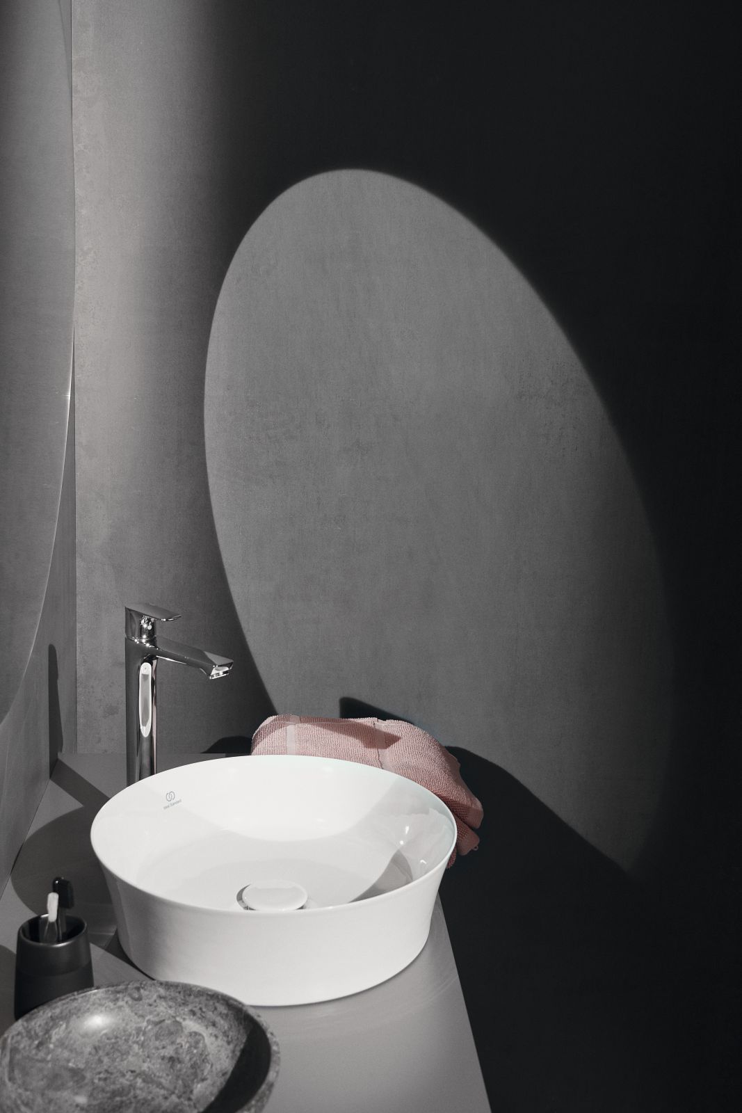 Il lavabo da appoggio tondo Ipalyss di Ideal Standard di colore bianco senza foro del troppopieno è realizzato in Diamatec®. Questo materiale ceramico molto robusto permette di unire bordi lineari super sottili (solo 3,8 mm) con una durabilità estrema. Piletta a scarico libero con cover in ceramica a corredo su tutti i modelli colorati e bianco seta. Per i lavabi di colore bianco la piletta a scarico libero E211401 è acquistabile separatamente. Misura ∅ 40 x H 12 cm. Prezzo, Iva esclusa, 400 euro.  www.idealstandard.it