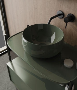 Ha bordo con spessore di 6 mm il lavabo tondo da appoggio Scarabeo Fidia di Scarabeo in ceramica. Il modello in foto, nel colore verde Musk glossy, misura ∅ 39 x H 18 cm e costa, Iva esclusa, 500 euro. https://scarabeoceramiche.it/