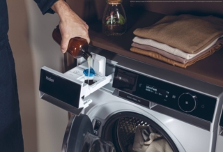 Capiente 11 kg, la lavatrice X Serie 11 HW110-BD14397U1 di Haier ha programma Smart AI che rileva automaticamente la quantità e il tipo di tessuto per impostare il lavaggio ideale e il dosaggio di detersivo adeguato tra 2500 combinazioni possibili, permettendo l'ottimizzazione dei consumi. Grazie alla funzione Ultra Fresh Air immette aria fresca, prelevata dall'esterno, all'interno del cestello, eliminando l'umidità e prevenendo la formazione di muffe e cattivi odori. È dotata di motore Direct Motion silenzioso e funzione AutoDose del detersivo. Tramite l’app hOn è possibile scegliere e personalizzare tra più di 60 cicli specializzati per ogni tipologia di tessuto, di accedere a comodi consigli sul trattamento delle macchie e consigli ad hoc sul tipo e quantità di detersivo. Misura L 59,5 x P 68 x H 85 cm. Prezzo 999 euro. www.haier-europe.com/it Capiente 11 kg, la lavatrice X Serie 11 HW110-BD14397U1 di Haier ha programma Smart AI che rileva automaticamente la quantità e il tipo di tessuto per impostare il lavaggio ideale e il dosaggio di detersivo adeguato tra 2500 combinazioni possibili, permettendo l'ottimizzazione dei consumi. Grazie alla funzione Ultra Fresh Air immette aria fresca, prelevata dall'esterno, all'interno del cestello, eliminando l'umidità e prevenendo la formazione di muffe e cattivi odori. È dotata di motore Direct Motion silenzioso e funzione AutoDose del detersivo. Tramite l’app hOn è possibile scegliere e personalizzare tra più di 60 cicli specializzati per ogni tipologia di tessuto, di accedere a comodi consigli sul trattamento delle macchie e consigli ad hoc sul tipo e quantità di detersivo. Misura L 59,5 x P 68 x H 85 cm. Prezzo 999 euro. www.haier-europe.com/it