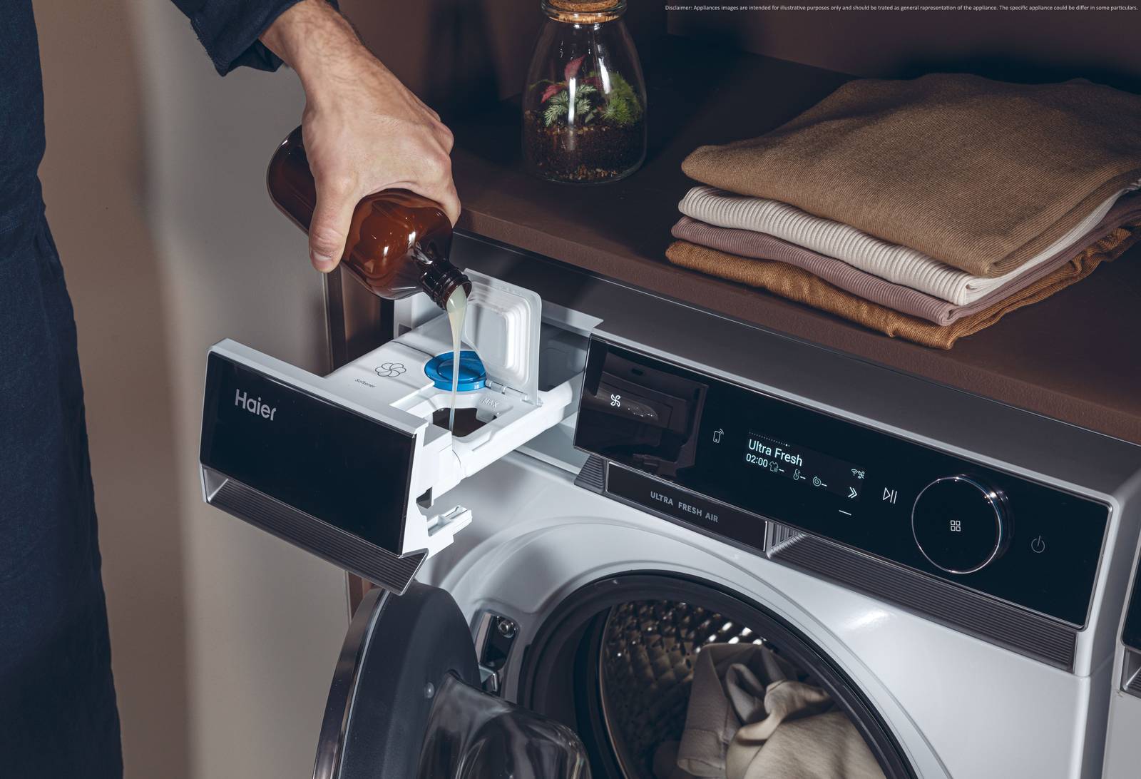 Capiente 11 kg, la lavatrice X Serie 11 HW110-BD14397U1 di Haier ha programma Smart AI che rileva automaticamente la quantità e il tipo di tessuto per impostare il lavaggio ideale e il dosaggio di detersivo adeguato tra 2500 combinazioni possibili, permettendo l'ottimizzazione dei consumi. Grazie alla funzione Ultra Fresh Air immette aria fresca, prelevata dall'esterno, all'interno del cestello, eliminando l'umidità e prevenendo la formazione di muffe e cattivi odori. È dotata di motore Direct Motion silenzioso e funzione AutoDose del detersivo. Tramite l’app hOn è possibile scegliere e personalizzare tra più di 60 cicli specializzati per ogni tipologia di tessuto, di accedere a comodi consigli sul trattamento delle macchie e consigli ad hoc sul tipo e quantità di detersivo. Misura L 59,5 x P 68 x H 85 cm. Prezzo 999 euro. www.haier-europe.com/it Capiente 11 kg, la lavatrice X Serie 11 HW110-BD14397U1 di Haier ha programma Smart AI che rileva automaticamente la quantità e il tipo di tessuto per impostare il lavaggio ideale e il dosaggio di detersivo adeguato tra 2500 combinazioni possibili, permettendo l'ottimizzazione dei consumi. Grazie alla funzione Ultra Fresh Air immette aria fresca, prelevata dall'esterno, all'interno del cestello, eliminando l'umidità e prevenendo la formazione di muffe e cattivi odori. È dotata di motore Direct Motion silenzioso e funzione AutoDose del detersivo. Tramite l’app hOn è possibile scegliere e personalizzare tra più di 60 cicli specializzati per ogni tipologia di tessuto, di accedere a comodi consigli sul trattamento delle macchie e consigli ad hoc sul tipo e quantità di detersivo. Misura L 59,5 x P 68 x H 85 cm. Prezzo 999 euro. www.haier-europe.com/it
