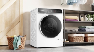 Con capacità di 9 kg, la lavatrice a carica frontale Serie 8 WGB24402IT di Bosch è gestibile dalla app Home Connect che permette di connettere, controllare e monitorare i programmi. Con l’Assistente al lavaggio è sufficiente indicare il colore, il tipo di tessuto e il livello di sporco e l’app è in grado di selezionare il programma ideale. La lavatrice calibra automaticamente la temperatura dell'acqua, l'azione del cestello e il tempo di ammollo. Misura L 60 x P 59 x H 84,5 cm. Prezzo
1.579 euro. www.bosch-home.com/it Con capacità di 9 kg, la lavatrice a carica frontale Serie 8 WGB24402IT di Bosch è gestibile dalla app Home Connect che permette di connettere, controllare e monitorare i programmi. Con l’Assistente al lavaggio è sufficiente indicare il colore, il tipo di tessuto e il livello di sporco e l’app è in grado di selezionare il programma ideale. La lavatrice calibra automaticamente la temperatura dell'acqua, l'azione del cestello e il tempo di ammollo. Misura L 60 x P 59 x H 84,5 cm. Prezzo
1.579 euro. www.bosch-home.com/it