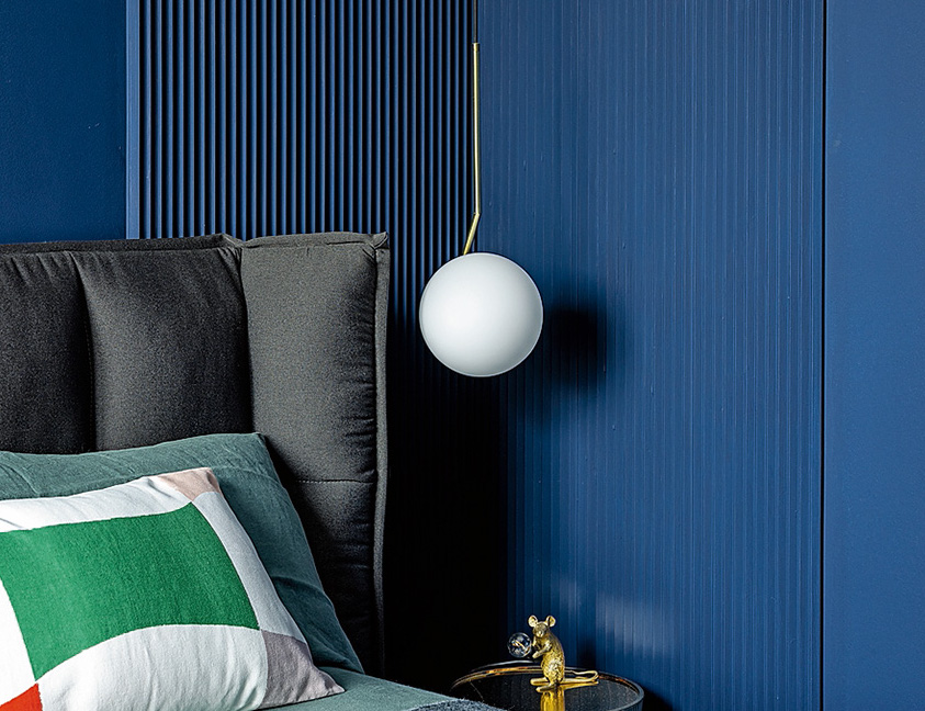 Pannello in rilievo cannettato, tinteggiato in un sofisticato blu di Prussia come la parete. Progetto: arch. Elena Tomlenova, Studio Archventil, Foto: Cristina Galliena Bohman. Styling: Deborah Piana Agostinetti e Marta Basalto. Pannello in rilievo cannettato, tinteggiato in un sofisticato blu di Prussia come la parete. Progetto: arch. Elena Tomlenova, Studio Archventil, Foto: Cristina Galliena Bohman. Styling: Deborah Piana Agostinetti e Marta Basalto.