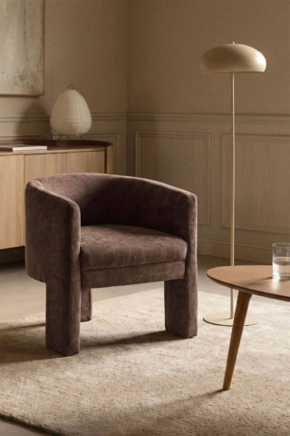 Una forma avvolgente per la poltrona Irati di Sklum che è completamente rivestita in morbida Ciniglia Marrone Caffè. La struttura in compensato di pioppo è imbottita in schiuma di poliuretano. Misura L 65 x P 65 x H 71 cm. Prezzo 184,95 euro. https://www.sklum.com Una forma avvolgente per la poltrona Irati di Sklum che è completamente rivestita in morbida Ciniglia Marrone Caffè. La struttura in compensato di pioppo è imbottita in schiuma di poliuretano. Misura L 65 x P 65 x H 71 cm. Prezzo 184,95 euro. https://www.sklum.com