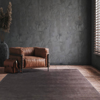 Color marrone per il grande tappeto Eucalyptus Fango di Sitap tessuto su telaio a mano: è prodotto artigianalmente in 100% tencel, un materiale naturale famoso per la sua morbidezza, resistenza e lucentezza, che offre una sensazione confortevole sotto i piedi e garantisce durata nel tempo. Il pelo corto e uniforme lo rende elegante, pratico e facile da pulire. Misura L 170 x P 240 cm. Prezzo 1.007 euro. https://www.sitap.it Color marrone per il grande tappeto Eucalyptus Fango di Sitap tessuto su telaio a mano: è prodotto artigianalmente in 100% tencel, un materiale naturale famoso per la sua morbidezza, resistenza e lucentezza, che offre una sensazione confortevole sotto i piedi e garantisce durata nel tempo. Il pelo corto e uniforme lo rende elegante, pratico e facile da pulire. Misura L 170 x P 240 cm. Prezzo 1.007 euro. https://www.sitap.it