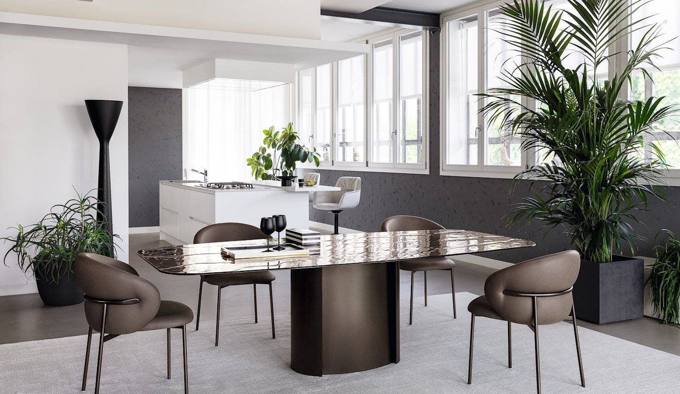 Il tavolo Yoroi di Calligaris ha un basamento centrale in metallo verniciato Bronzo opaco, ispirato alle antiche armature dei samurai, con una serie di scanalature verticali e inserti in legno che ne sottolineano la forte presenza scenica e contrastano con la semplicità del piano ovale in ceramica su vetro. Misura L 199 x P 100 x H 74 cm. Prezzo da 3.992 euro. https://www.calligaris.com Il tavolo Yoroi di Calligaris ha un basamento centrale in metallo verniciato Bronzo opaco, ispirato alle antiche armature dei samurai, con una serie di scanalature verticali e inserti in legno che ne sottolineano la forte presenza scenica e contrastano con la semplicità del piano ovale in ceramica su vetro. Misura L 199 x P 100 x H 74 cm. Prezzo da 3.992 euro. https://www.calligaris.com