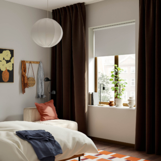 Scenografiche le tende Sanela di Ikea Italia: sono completamente realizzate in velluto di cotone denso in un'intensa tonalità marrone scuro. Le pieghe ricadono in modo morbido e il tessuto blocca la luce in camera da letto. Possono essere appese sia a bastoni che a binari. Misurano L 140 x H 300 cm. Prezzo 79,95 euro per il set da 2 pezzi. https://www.ikea.com Scenografiche le tende Sanela di Ikea Italia: sono completamente realizzate in velluto di cotone denso in un'intensa tonalità marrone scuro. Le pieghe ricadono in modo morbido e il tessuto blocca la luce in camera da letto. Possono essere appese sia a bastoni che a binari. Misurano L 140 x H 300 cm. Prezzo 79,95 euro per il set da 2 pezzi. https://www.ikea.com
