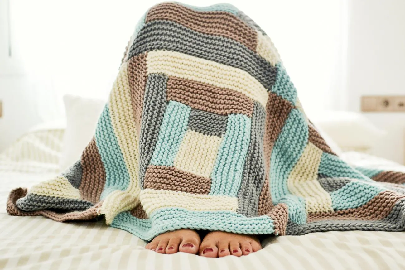 Come realizzare una coperta di lana con colori e filati diversi - Cose di  Casa