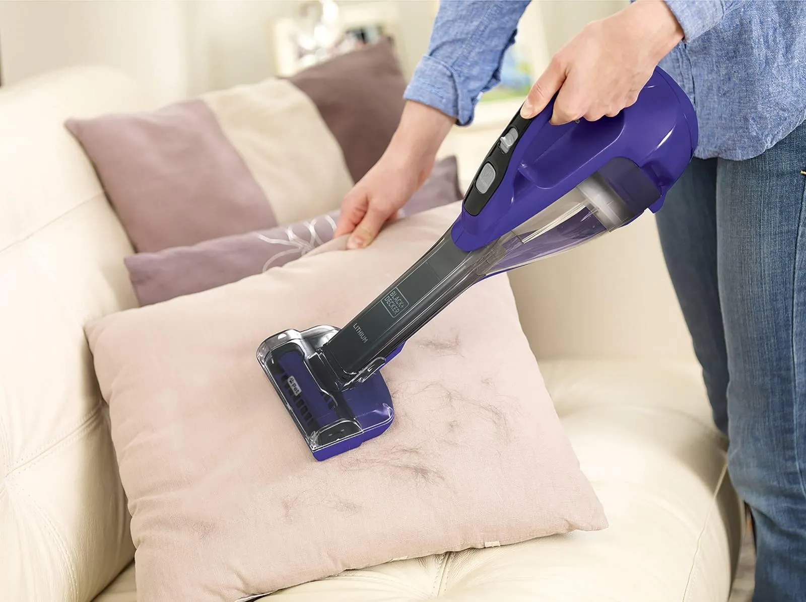 Come pulire divani e imbottiti con strumenti specifici - Cose di Casa