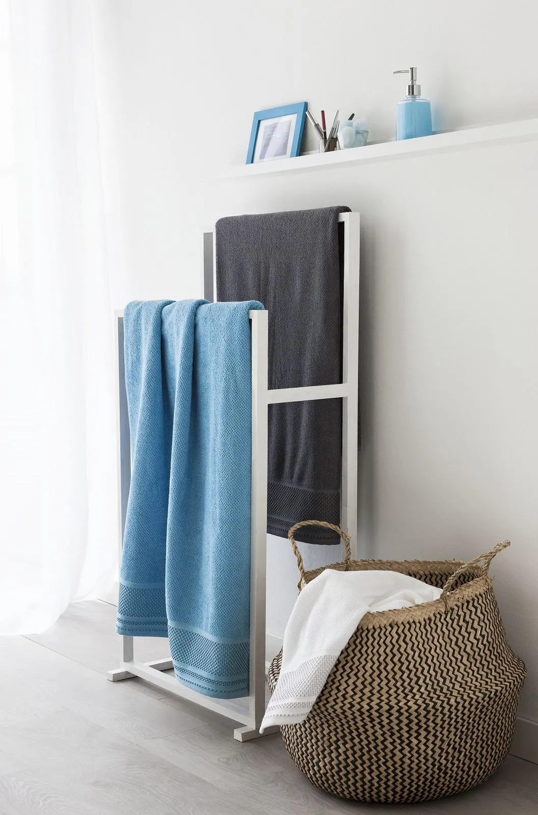 DOUCEUR D'INTERIEUR Asciugamano da bagno 50 x 90 cm, spugna tinta unita,  colori nero : : Casa e cucina