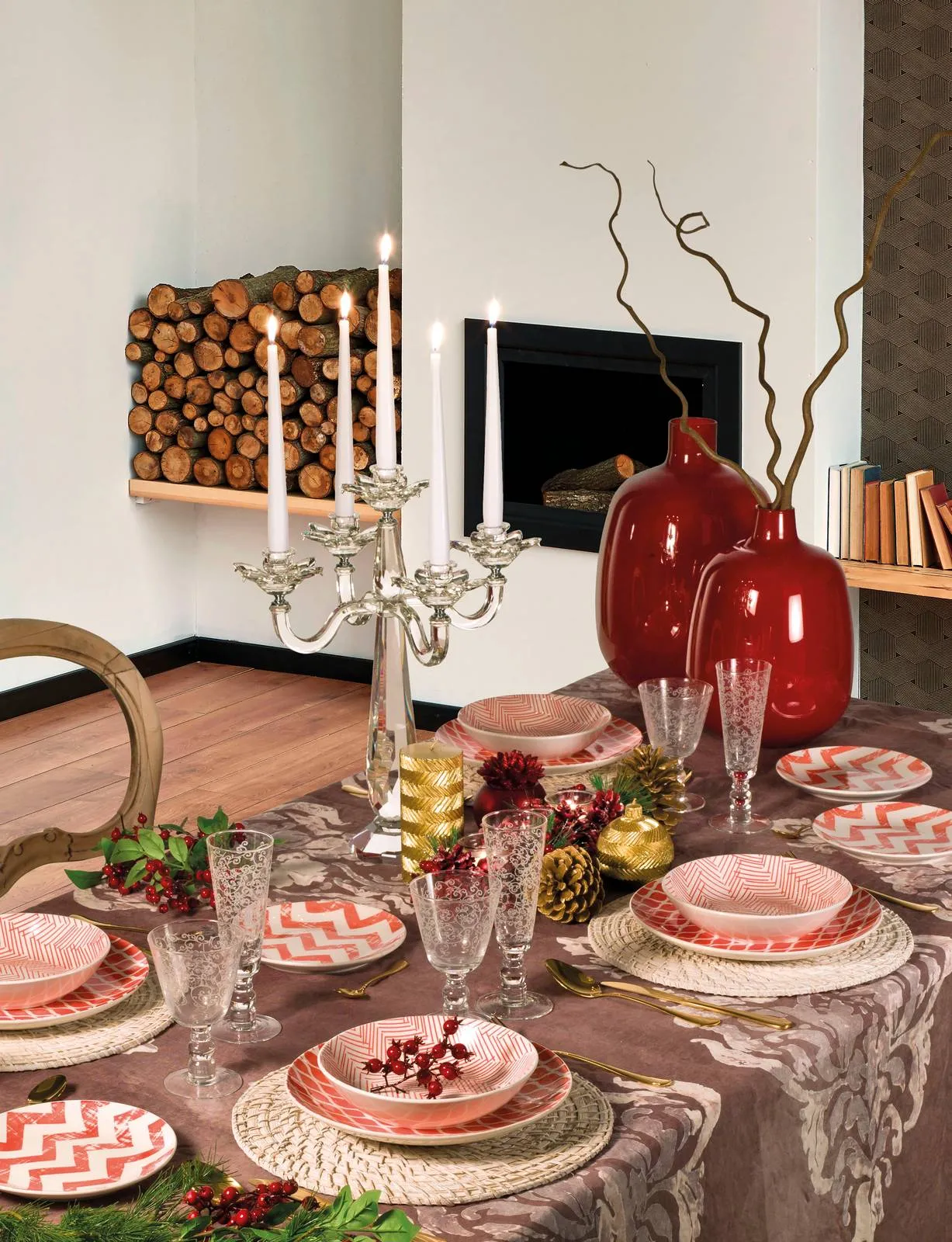 Tavola di Natale: piatti e decorazioni oro, rosso, bianco - Cose