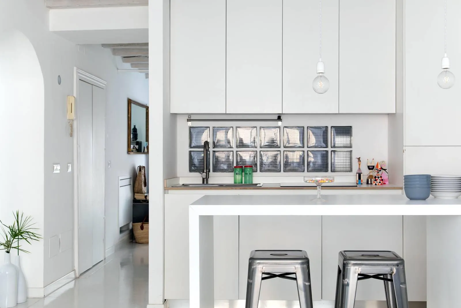 Cucina con paraspruzzi a finestra : Foto e Idee per Ristrutturare e  Arredare - Febbraio 2024