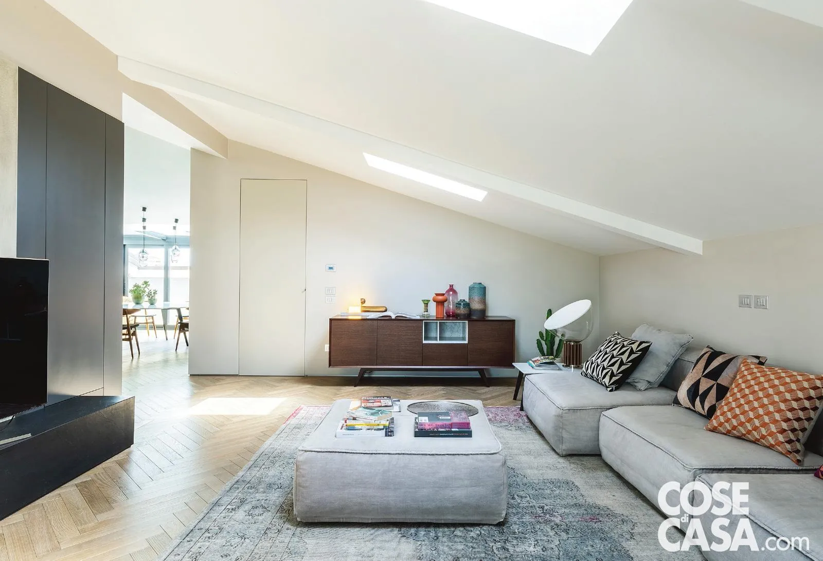 Una casa trasformata valorizzando la luce naturale e puntando su tinte  soft. Stile nordico in bianco, grigio, legno - Cose di Casa