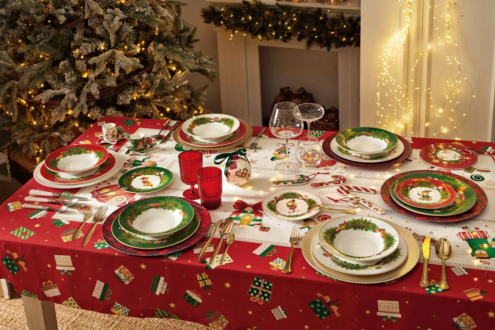 Piatti di carta colorati su un tavolo di legno con piatti di carta colorati  e piatti di carta.