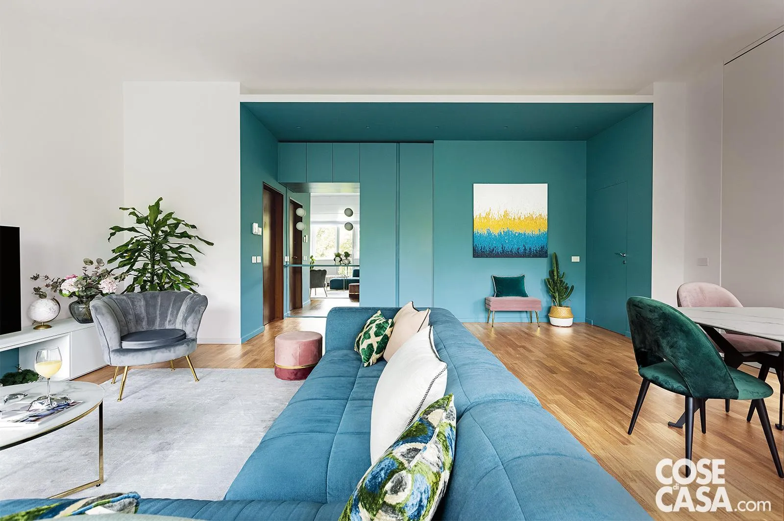 parete-azzurra-arredamento-per-cucina-muratura-bianca-ante-pensili-legno-pavimento-chiaro