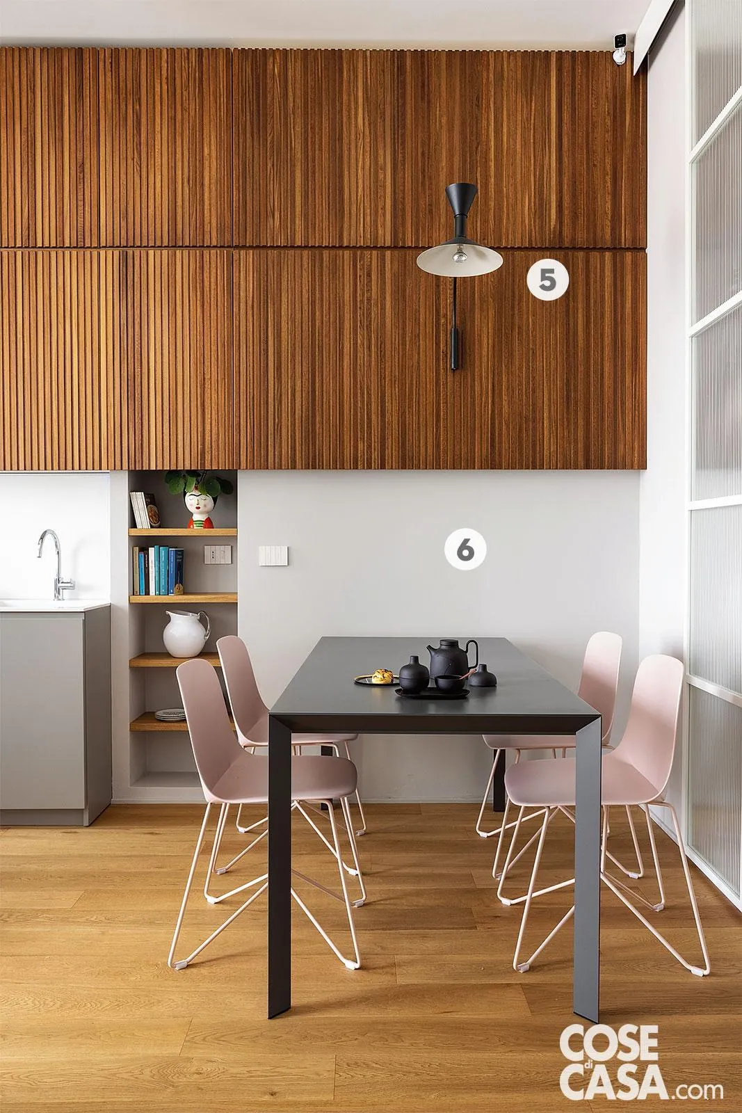 Appartamento classico, soluzioni moderne. Come la libreria passante che  divide soggiorno e cucina - Cose di Casa