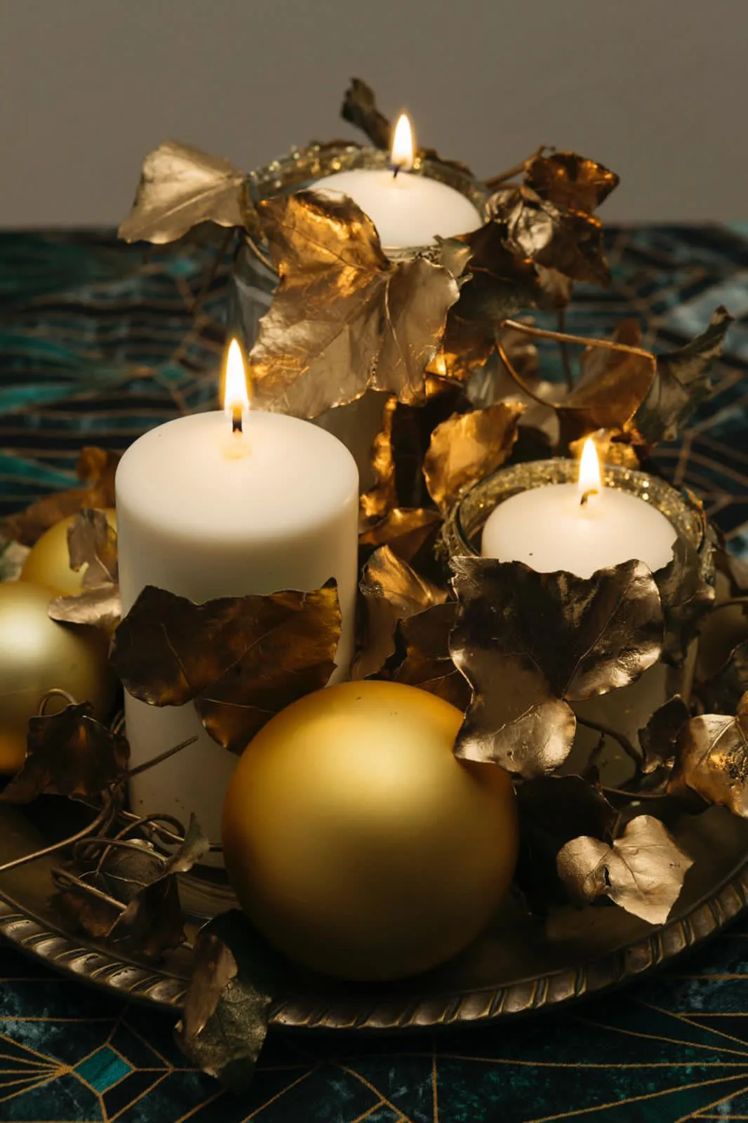 Elegante Messa In Tavola Di Natale, Oro Bianco E Decor Di Stile Moderno Foto Stock